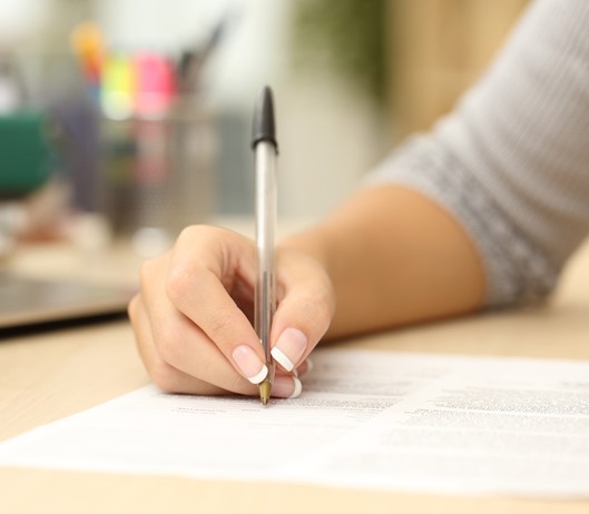 Kvindehånd skriver