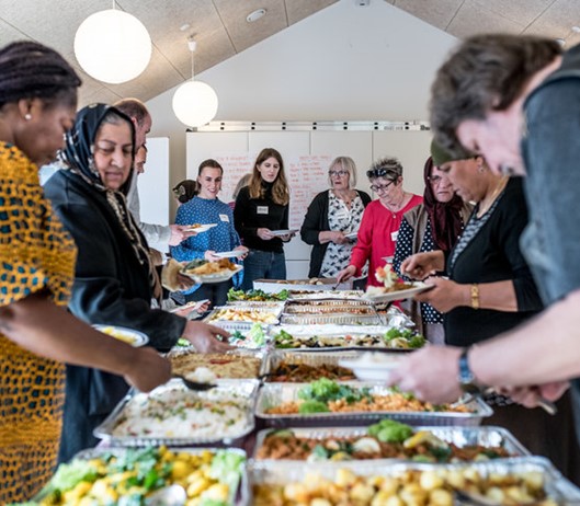 Blokland spiser sammen